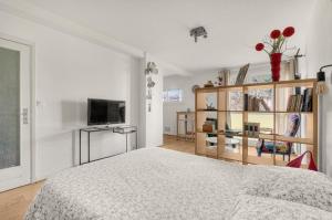 a bedroom with a bed and a book shelf at ღ La Bohème - avec Parking - Aéroport et Airbus in Blagnac