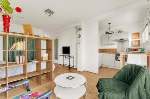 a living room with a couch and a table at ღ La Bohème - avec Parking - Aéroport et Airbus in Blagnac +11 photos