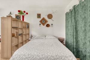 a bedroom with a bed and a green curtain at ღ La Bohème - avec Parking - Aéroport et Airbus in Blagnac