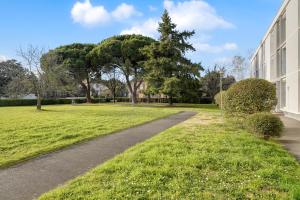 a path through a park next to a building at ღ La Bohème - avec Parking - Aéroport et Airbus in Blagnac
