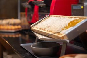 a person is holding a box of food on a counter at Hilton Birmingham Metropole Hotel in Bickenhill +132 photos