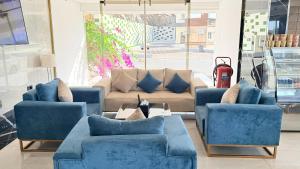 a living room with blue couches and a couch at فندق ذكرى in Taif