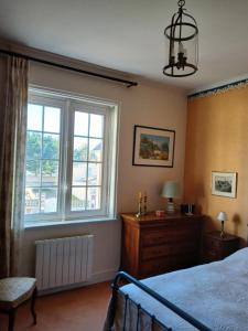 a bedroom with a bed and a window at Mer et Style au coeur de l'éventail 3 pièces 2 chambres in Cabourg