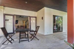 a dining room with a table and chairs at Baan Tropicana in Mae Nam