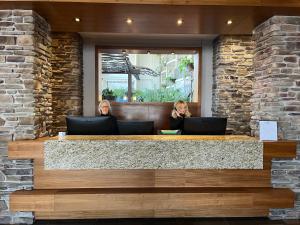 two women sitting at a counter with laptops at Hotel L'Oie des neiges in Lévis