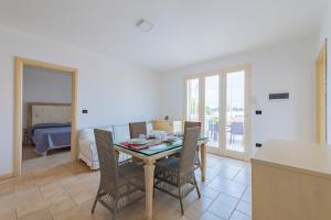 a kitchen and dining room with a table and chairs at Residence Le Piscine in Nardò