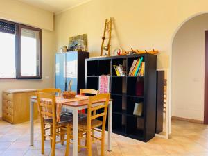a dining room with a table and chairs at ALT alloggio turistico in Focene