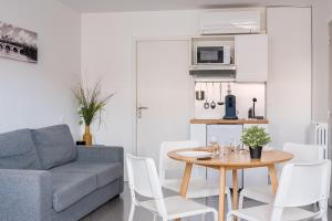 a living room with a couch and a table at Premier Acte - Chambre Spacieuse Sur Les Allées in Toulouse