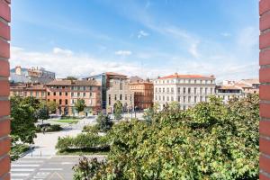a view of a city from a brick building at Premier Acte - Chambre Spacieuse Sur Les Allées in Toulouse