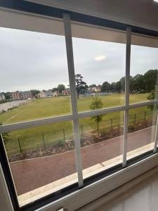 ein Fenster mit Blick auf einen Golfplatz in der Unterkunft Brampton Park - double room in Brampton Grange