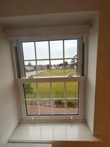 ein Fenster in einem Zimmer mit Blick auf ein Feld in der Unterkunft Brampton Park - double room in Brampton Grange