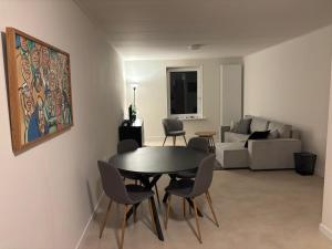a living room with a table and chairs and a couch at Appartement Daalseweg in Nijmegen