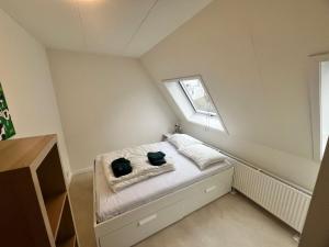 a small bedroom with two black cats on a bed at Appartement Daalseweg in Nijmegen