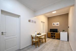 a room with a table and a refrigerator at Departamento Moderno, equipado en Vicente Lopez , Ideal River Plate ,Tecnópolis ,100 metros del tren in Vicente López +46 photos
