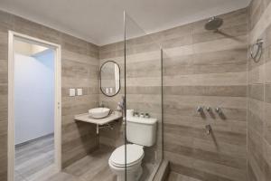 a bathroom with a toilet and a sink and a shower at Departamento Moderno, equipado en Vicente Lopez , Ideal River Plate ,Tecnópolis ,100 metros del tren in Vicente López