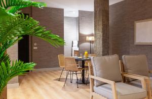 a dining room with a table and chairs at THE APARTMENT by assethoteles in Torrejón de Ardoz