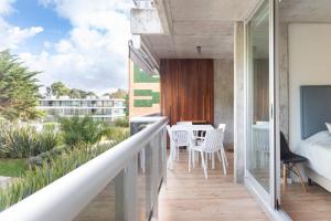a balcony with a table and chairs and a view at Oceana Suites Mansa Inn in Punta del Este