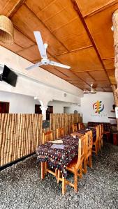a dining room with a long table and chairs at Hotel Eyram Kpalime in Palimé