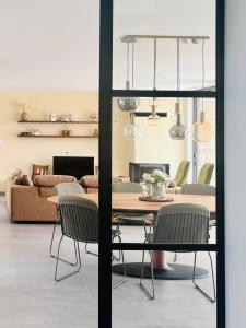 a dining room with a table and chairs at Au Bon Cap in Hervelinghen
