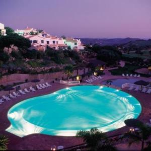 una vista aérea de una gran piscina con sillas en Quinta da Floresta – Santo António Villas, Golf & Spa, en Budens