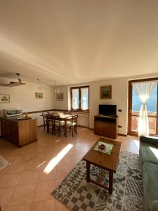 a living room with a couch and a table at Rosadira Vista Lago sulle Dolomiti in Auronzo di Cadore