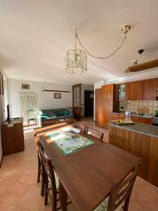 a kitchen and dining room with a wooden table and chairs at Rosadira Vista Lago sulle Dolomiti in Auronzo di Cadore