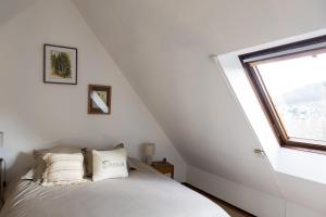 a bedroom with a white bed and a window at Appartement 1 chambre terrasse et piscine in Boersch +51 photos