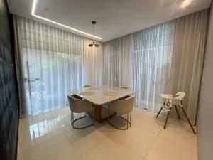 a dining room with a table and chairs at Mansão Duplex Santarém in Santarém