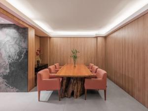 a conference room with a wooden table and chairs at Hotel Farol da Ilha in Florianópolis