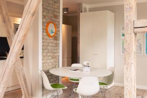 a dining room with a white table and chairs at OSTKÜSTE - Villa Albatros Design Apartments in Ahlbeck