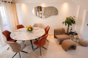 a dining room with a table and chairs at Mougins Centre - Bastide pierre rénovée spa et piscine privé in Mougins