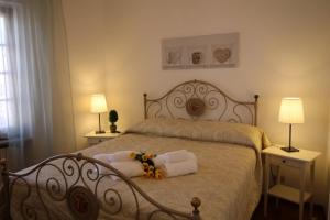 a bedroom with a large bed with two lamps and towels at Casa Riviera in Lavagna