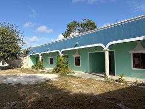 a building with a blue and green exterior at Casa mahana in Pisté