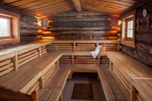 an empty sauna in a log cabin at MountainView Lodge - Sauna, Balkon, 300 m zur Gondel in Sankt Oswald