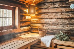 a room in a log cabin with a bench and a window at MountainView Lodge - Sauna, Balkon, 300 m zur Gondel in Sankt Oswald