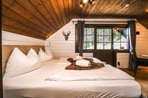 a bedroom with a large white bed in a room at MountainView Lodge - Sauna, Balkon, 300 m zur Gondel in Sankt Oswald +20 photos