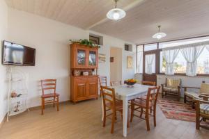 uma sala de estar com mesa e cadeiras em Vigne al Vento em Birgi Vecchi