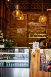 a restaurant with a bar with a counter with drinks at Entrecafe Experience- Los Naranjos in Ojo de Agua +11 photos