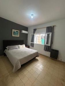 a bedroom with a bed and a window at Casa Kempes in Córdoba