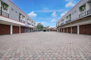 an empty courtyard of an apartment building at Hotel O Ciapus Bogor in Bogor