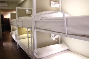 eine Gruppe Etagenbetten in einem Zimmer in der Unterkunft Poshtel Bilbao - Premium Hostel in Bilbao