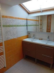 a bathroom with two sinks and a large mirror at Villa des écureuils in Dole +26 photos
