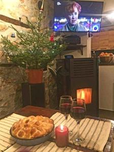 a table with a plate of food and two glasses of wine at Paradise - Guest House in Beden