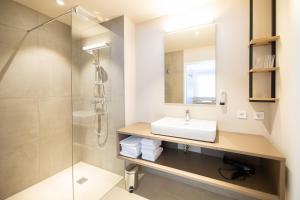 a bathroom with a sink and a shower at keyone homes Hochficht in Ulrichsberg +10 photos