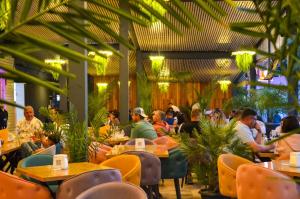 a group of people sitting at tables in a restaurant at VILA DVG II in Costinesti
