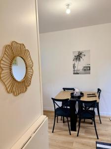 a dining room with a mirror and a table at Maisonnette en coeur de ville in Cosne-Cours-sur-Loire