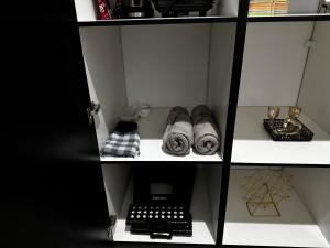 a book shelf with knick knacks and a keyboard at Village Conti Ideal para casal com Ar C01 in Campinas