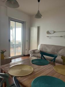 a living room with a table and a couch at Casa Vacanze Nord-Ovest in Gallipoli