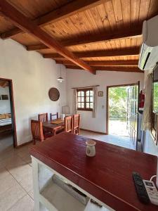 a kitchen and dining room with a table and chairs at Cabañas Kidamalau in Merlo