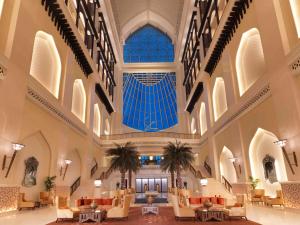 アブダビにあるBab Al Qasr Residenceの大きな天井のホテルロビーを望めます。